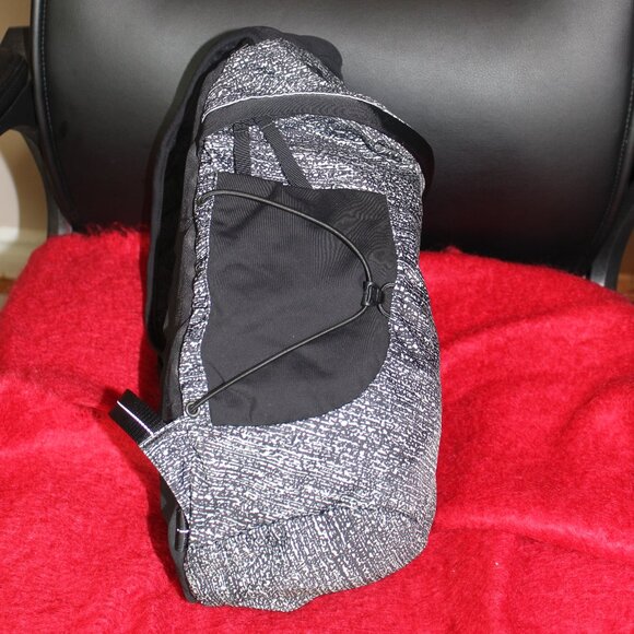 Lululemon Run All Day Backpack II 13L Denim Twill Print Ice Grey/Black - Picture 5 of 7